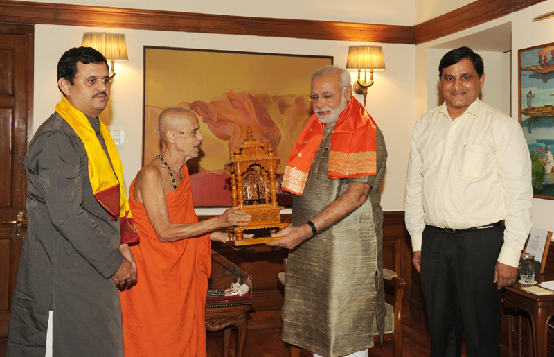 HH Sri Vishvesha Tirtha Swamiji of Pejawar Mutt calls on PM