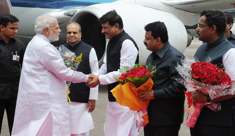 The Prime Minister, Shri Narendra Modi being received by the Chief Minister of Maharashtra, Shri Prithviraj Chavan, on his arrival, at Mumbai Airport on July 21, 2014