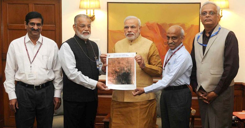 ISRO Scientists present the first images of the surface of Mars to the PM