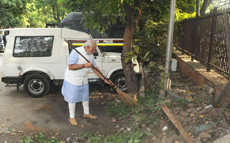 PM makes surprise visit to Mandir Marg police station