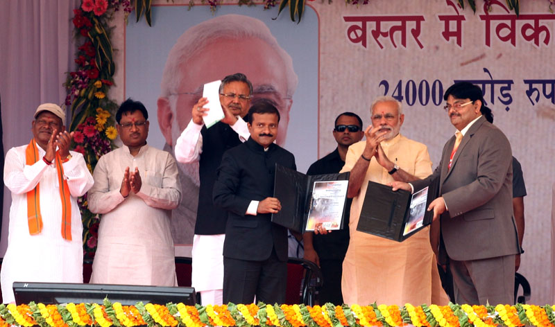 प्रधानमंत्री की उपस्थिति में दंतेवाड़ा में समझौता ज्ञापन पर हस्‍ताक्षर हुए