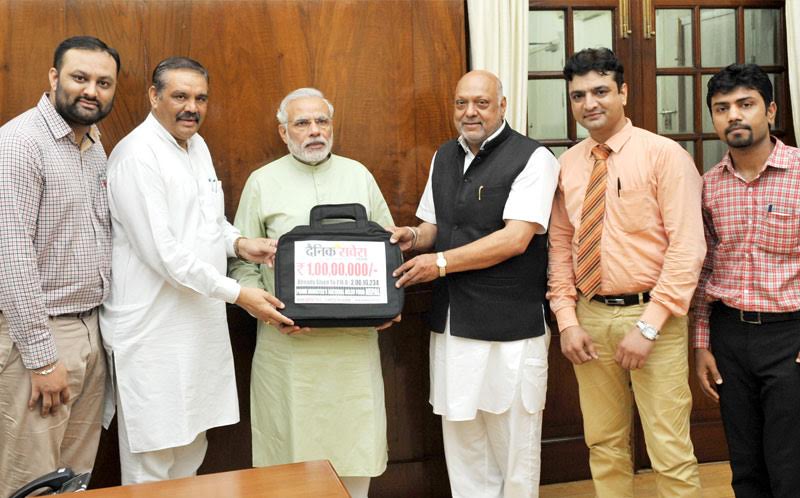 प्रधानमंत्री को पीएमएनआरएफ में अंशदान के लिए ड्राफ्ट सौंपा गया