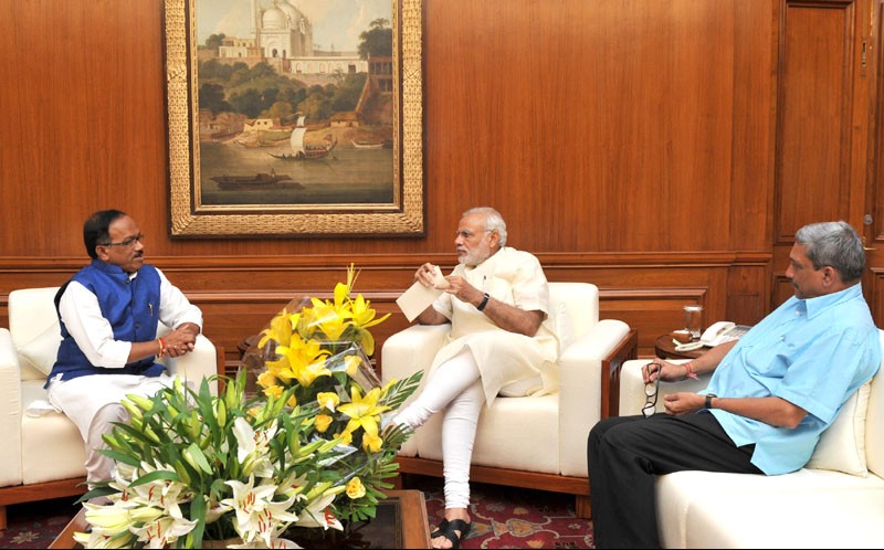 प्रधानमंत्री को पीएमएनआरएफ के लिए चेक भेंट किया गया