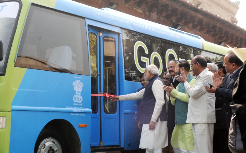 प्रधानमंत्री संसद भवन में रेट्रोफिट इलेक्ट्रिक बस लॉंचिंग कार्यक्रम में शामिल हुए