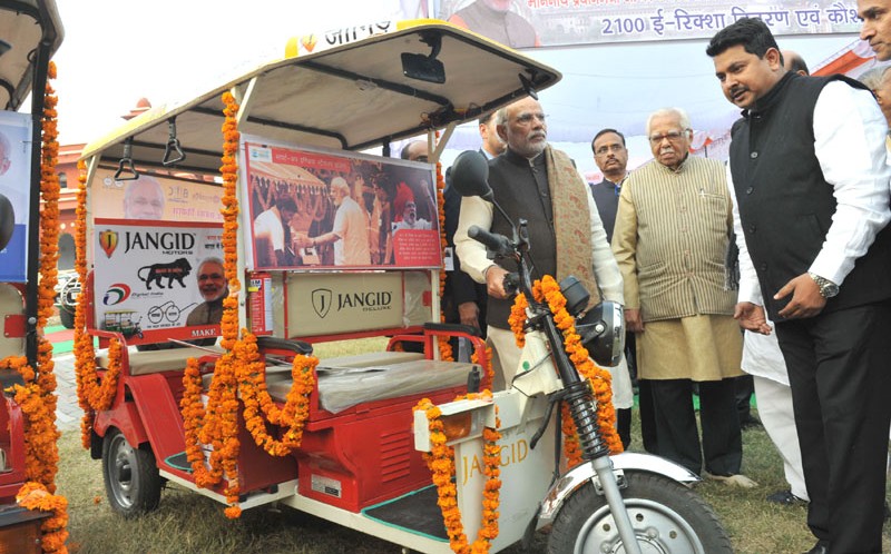 PM attends function for distribution of e-rickshaws in Lucknow, interacts with rickshaw pullers and their families
