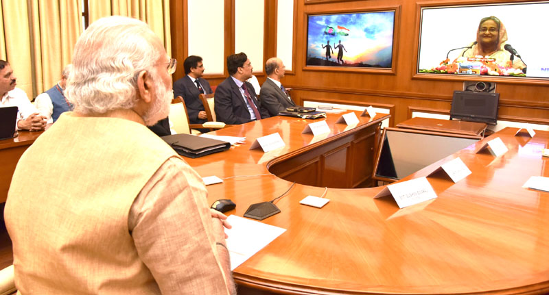 प्रधानमंत्री और बांग्लादेश की प्रधानमंत्री ने संयुक्त रूप से भारत और बांग्लादेश के बीच दूसरा सीमा पार ट्रांसमिशन इंटर कनेक्शन प्रणाली समर्पित किया