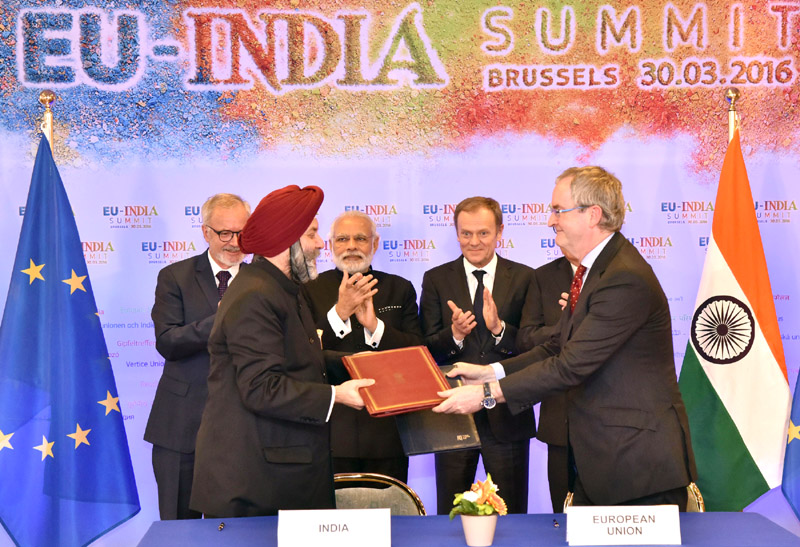 The Prime Minister, Shri Narendra Modi at the signing of loan agreement for Lucknow Metro with European Investment Bank, in Brussels, Belgium on March 30, 2016.