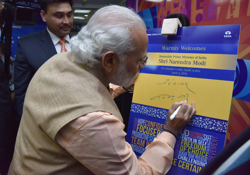 The Prime Minister, Shri Narendra Modi conveys his greetings by signing at All Women TCS IT Centre, in Riyadh, Saudi Arabia on April 03, 2016.