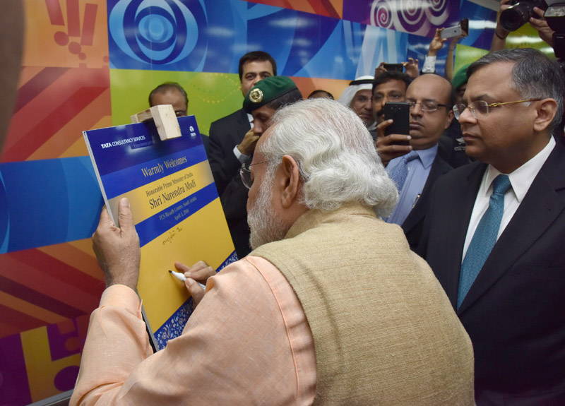 The Prime Minister, Shri Narendra Modi conveys his greetings by signing at All Women TCS IT Centre, in Riyadh, Saudi Arabia on April 03, 2016.