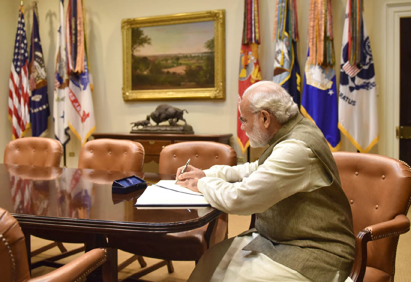 The Prime Minister, Shri Narendra Modi signing the visitors' book, at White House, USA on June 07, 2016.