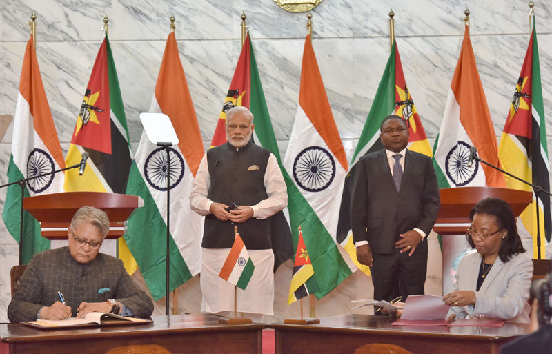 The Prime Minister, Shri Narendra Modi and the President of Mozambique, Mr. Filipe Nyusi witnessing the signing of agreements, at Maputo, Mozambique on July 07, 2016.