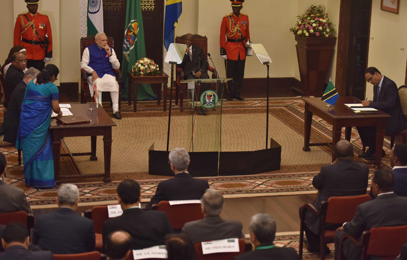 The Prime Minister, Shri Narendra Modi and the President of the United Republic of Tanzania, Dr. John Magufuli, witnessing the signing and exchange of agreements, at the State House, in Dar es Salaam, Tanzania July 10, 2016.