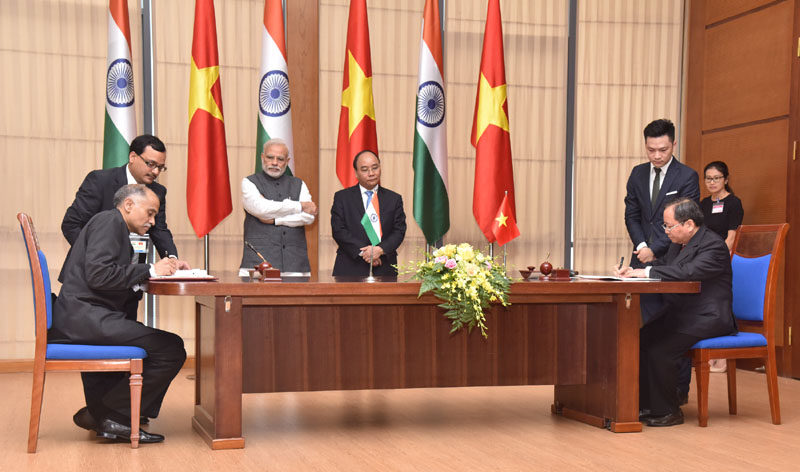 The Prime Minister, Shri Narendra Modi and the Prime Minister of Socialist Republic of Vietnam, Mr. Nguyen Xuan Phuc witnessing the signing of agreements between India and Vietnam, at the Presidential Place, in Hanoi, Vietnam on September 03, 2016.