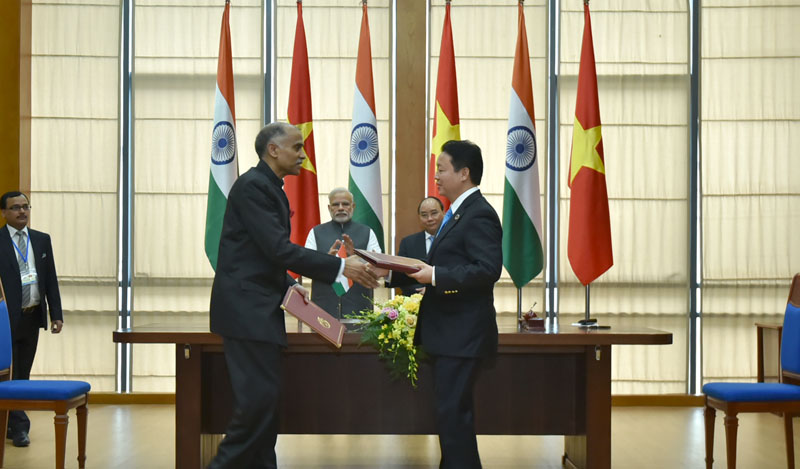 The Prime Minister, Shri Narendra Modi and the Prime Minister of Socialist Republic of Vietnam, Mr. Nguyen Xuan Phuc witnessing the signing of agreements between India and Vietnam, in Hanoi, Vietnam on September 03, 2016.