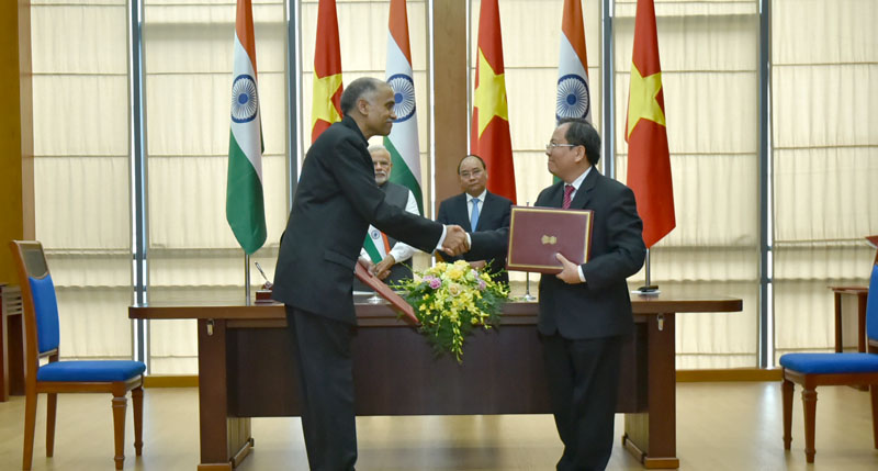 The Prime Minister, Shri Narendra Modi and the Prime Minister of Socialist Republic of Vietnam, Mr. Nguyen Xuan Phuc witnessing the signing of agreements between India and Vietnam, in Hanoi, Vietnam on September 03, 2016.