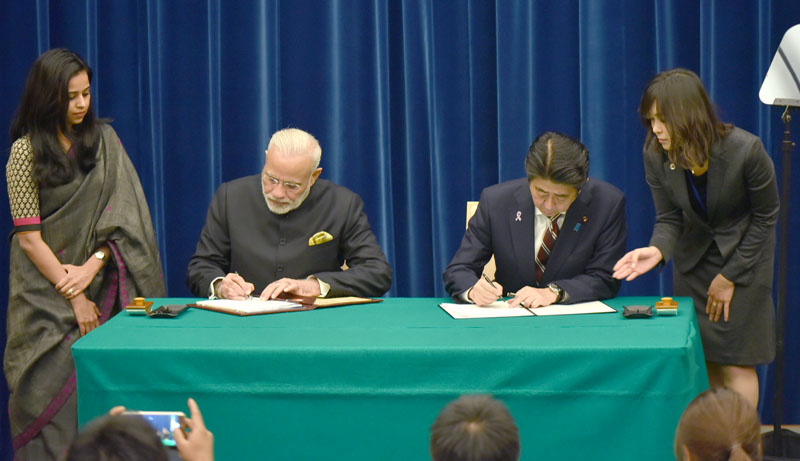 The Prime Minister, Shri Narendra Modi and the Prime Minister of Japan, Mr. Shinzo Abe signing the joint statement at Kantei, in Tokyo, Japan on November 11, 2016.