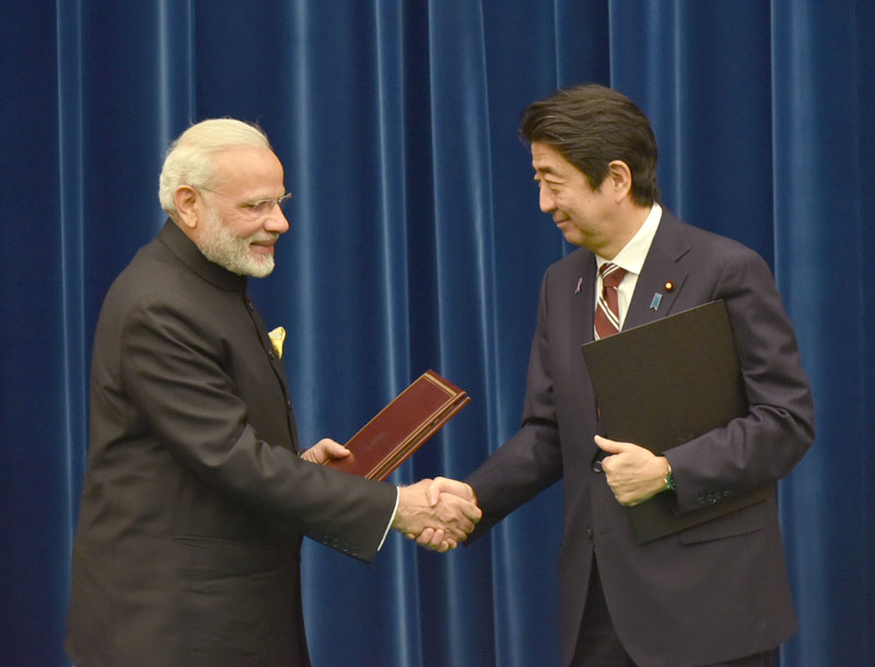 The Prime Minister, Shri Narendra Modi and the Prime Minister of Japan, Mr. Shinzo Abe after signing the joint statement, at Kantei, in Tokyo, Japan on November 11, 2016.