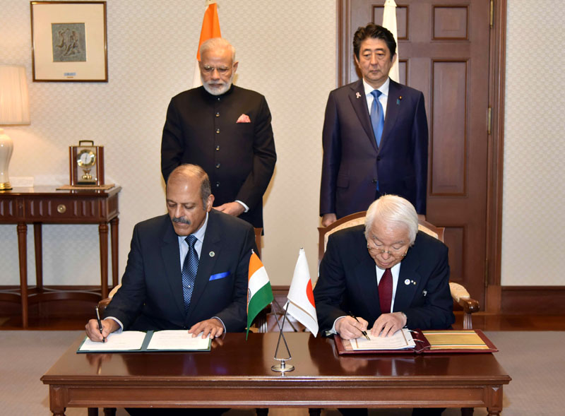 The Prime Minister, Shri Narendra Modi witnessing the signing of MoU of Cooperation between Gujarat Govt. and Hyogo Prefecture, in Japan on November 12, 2016.