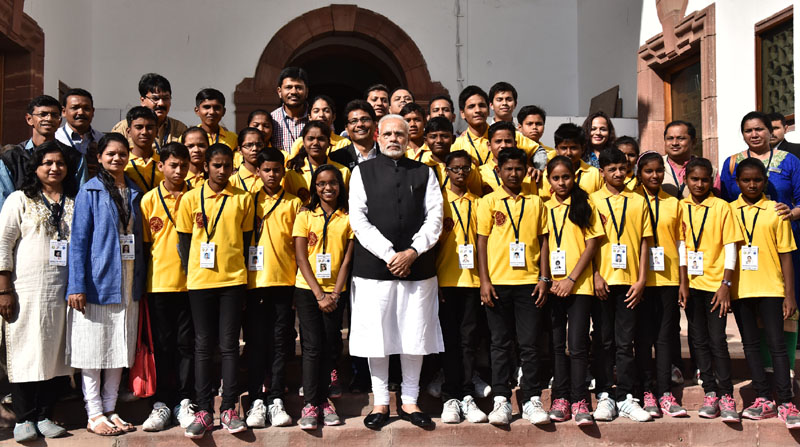 प्रधानमंत्री ने वर्धा, महाराष्ट्र से आए सुविधा से वंचित छात्रों के एक समूह से मुलाकात की