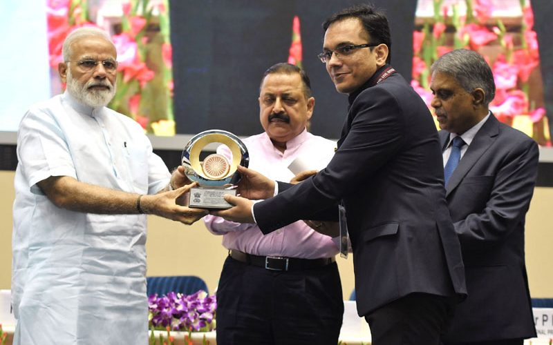 PM presents awards, addresses civil servants on Civil Services Day