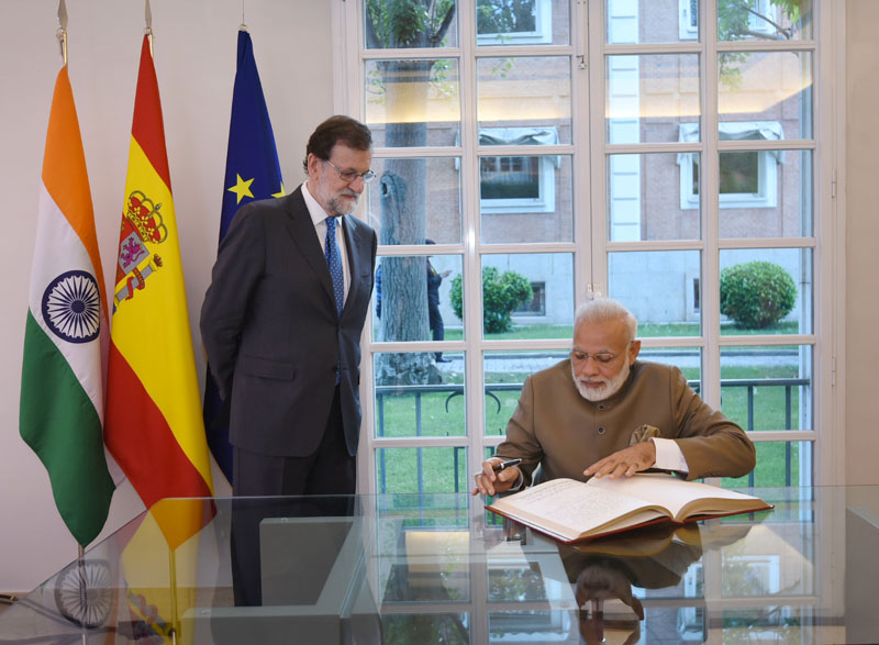 The Prime Minister, Shri Narendra Modi signing the Book of Honour, at La Moncloa Palace, in Madrid, Spain on May 31, 2017. 