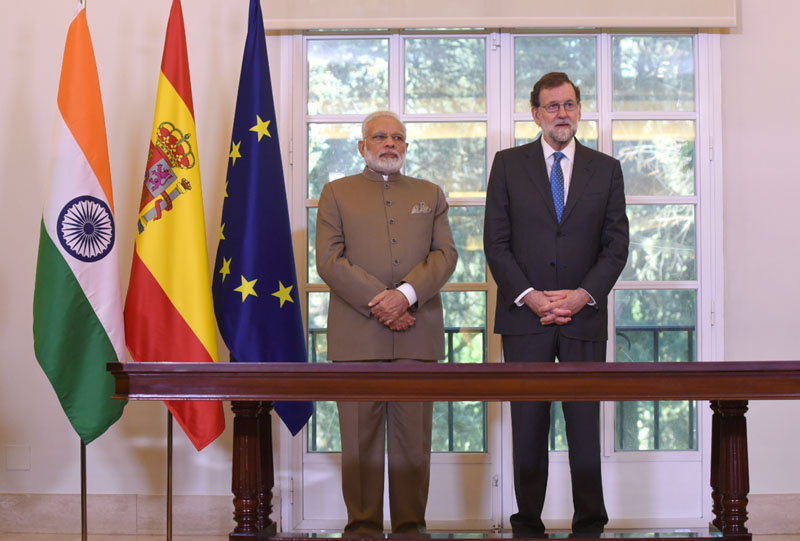 The Prime Minister, Shri Narendra Modi and the President of Spain, Mr. Mariano Rajoy at the signing ceremony of agreements/MoUs between India and Spain, at La Moncloa Palace, in Madrid, Spain on May 31, 2017.