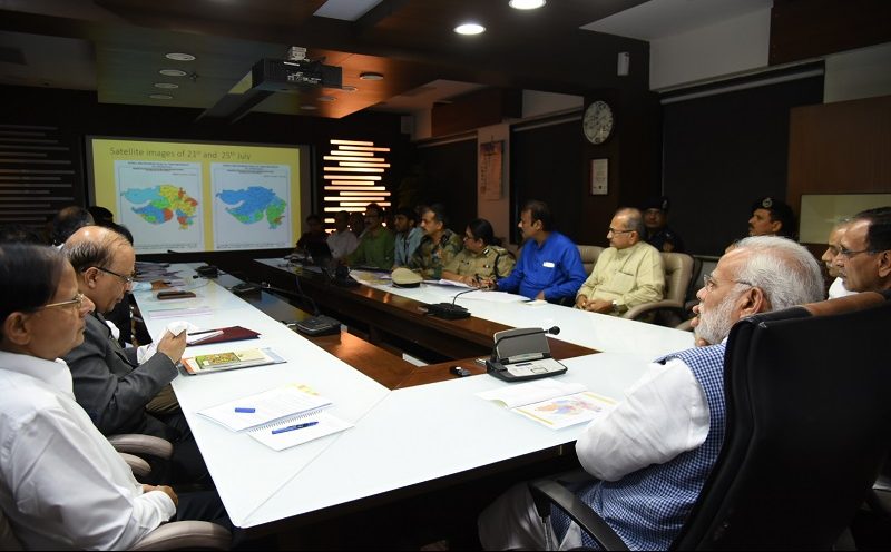प्रधानमंत्री ने गुजरात के बाढ़ प्रभावित क्षेत्रों का हवाई सर्वेक्षण किया, अहमदाबाद हवाई अड्डे पर एक उच्चस्तरीय बैठक में बाढ़ राहत कार्यों की समीक्षा की
