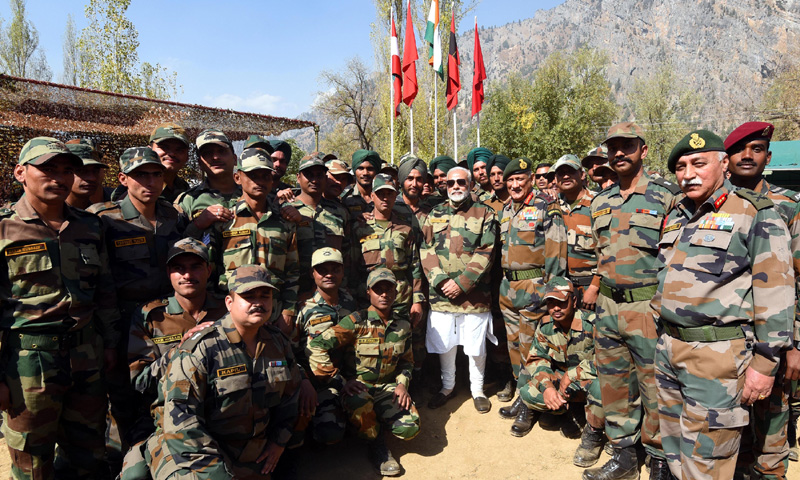 प्रधानमंत्री ने गुरेज घाटी में भारतीय सेना और बीएसएफ के जवानों के साथ दिवाली मनाई