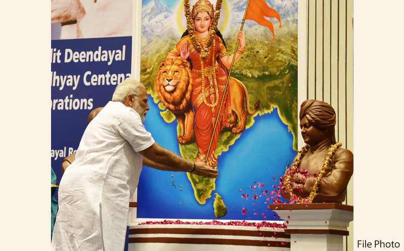 PM bows to Swami Vivekananda on his Jayanti
