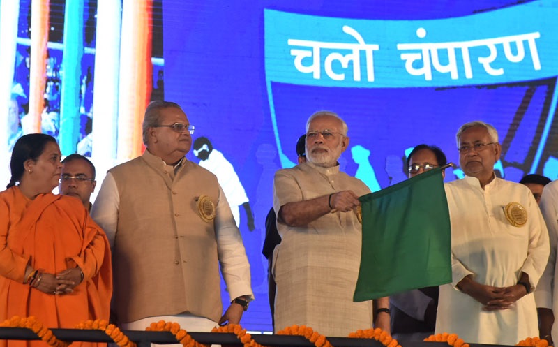 PM addresses National Convention of Swachhagrahis, launches development projects in Motihari