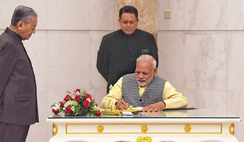 The Prime Minister, Shri Narendra Modi signing the visitor's book, in Kuala Lumpur, Malaysia on May 31, 2018.