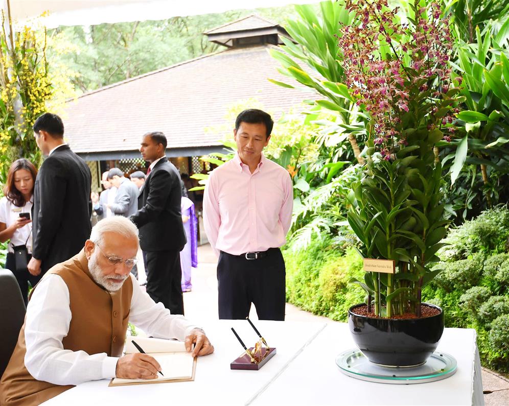 The Prime Minister, Shri Narendra Modi signing the visitors’ book, during his visit to the National Orchid Garden, in Singapore on June 02, 2018.