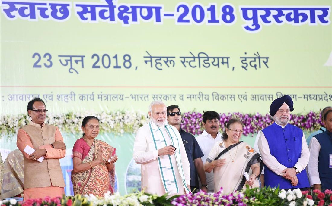 प्रधानमंत्री ने शहरी विकास परियोजनाओं का उद्घाटन किया, इंदौर में स्वच्छ सर्वेक्षण पुरस्कार प्रदान किए