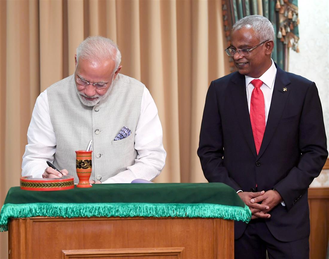 The Prime Minister, Shri Narendra Modi signing the visitors’ book, in Male, Maldives on November 17, 2018.