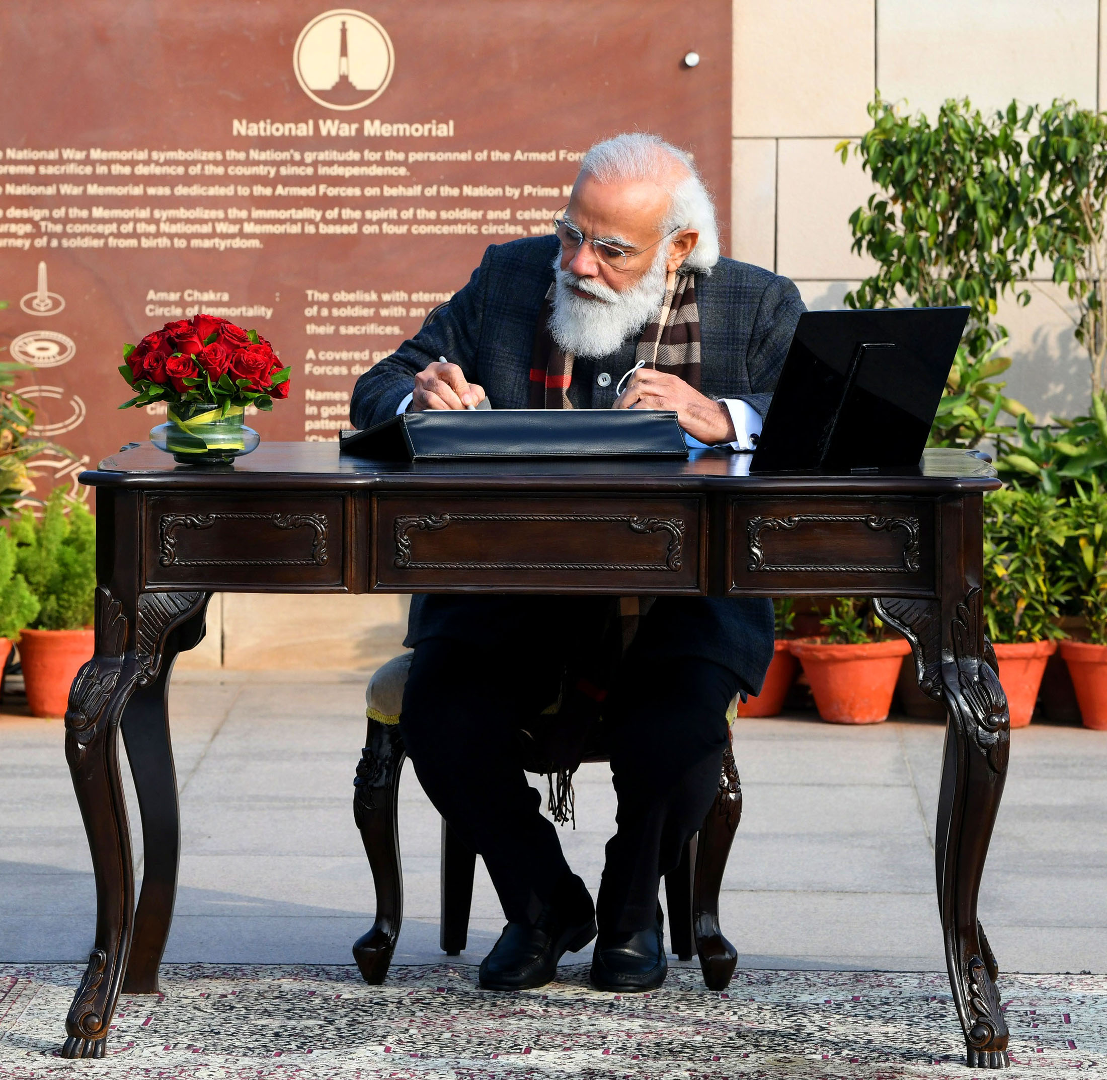 The Prime Minister, Shri Narendra Modi signing the visitors book at the National War Memorial, on the occasion of Vijay Diwas, in New Delhi on December 16, 2020.