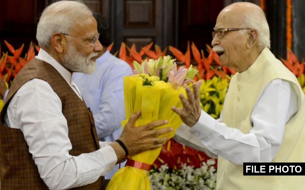 PM meets Shri L.K. Advani and seeks his blessings