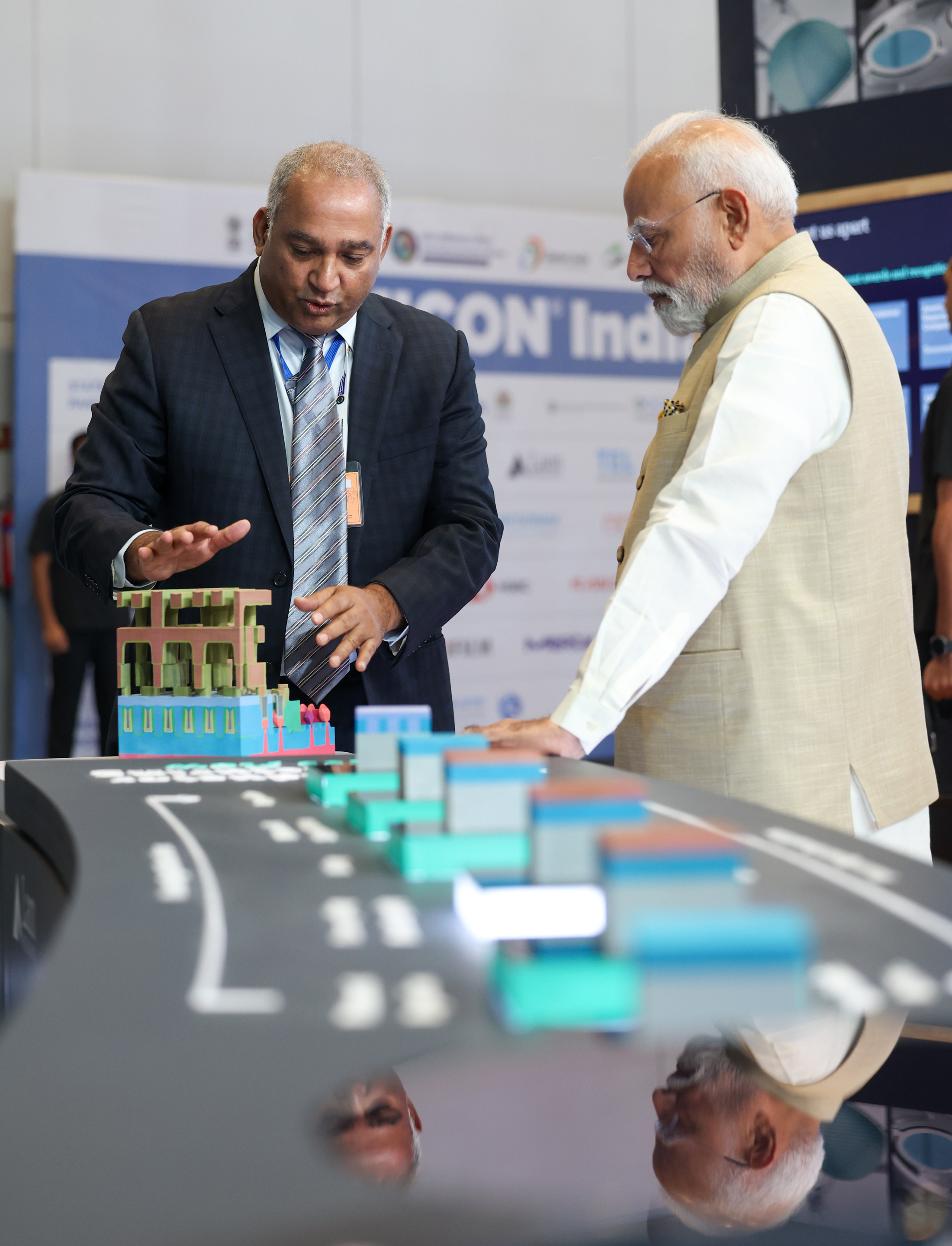 PM interacts with leading CEOs during SEMICON India 2025