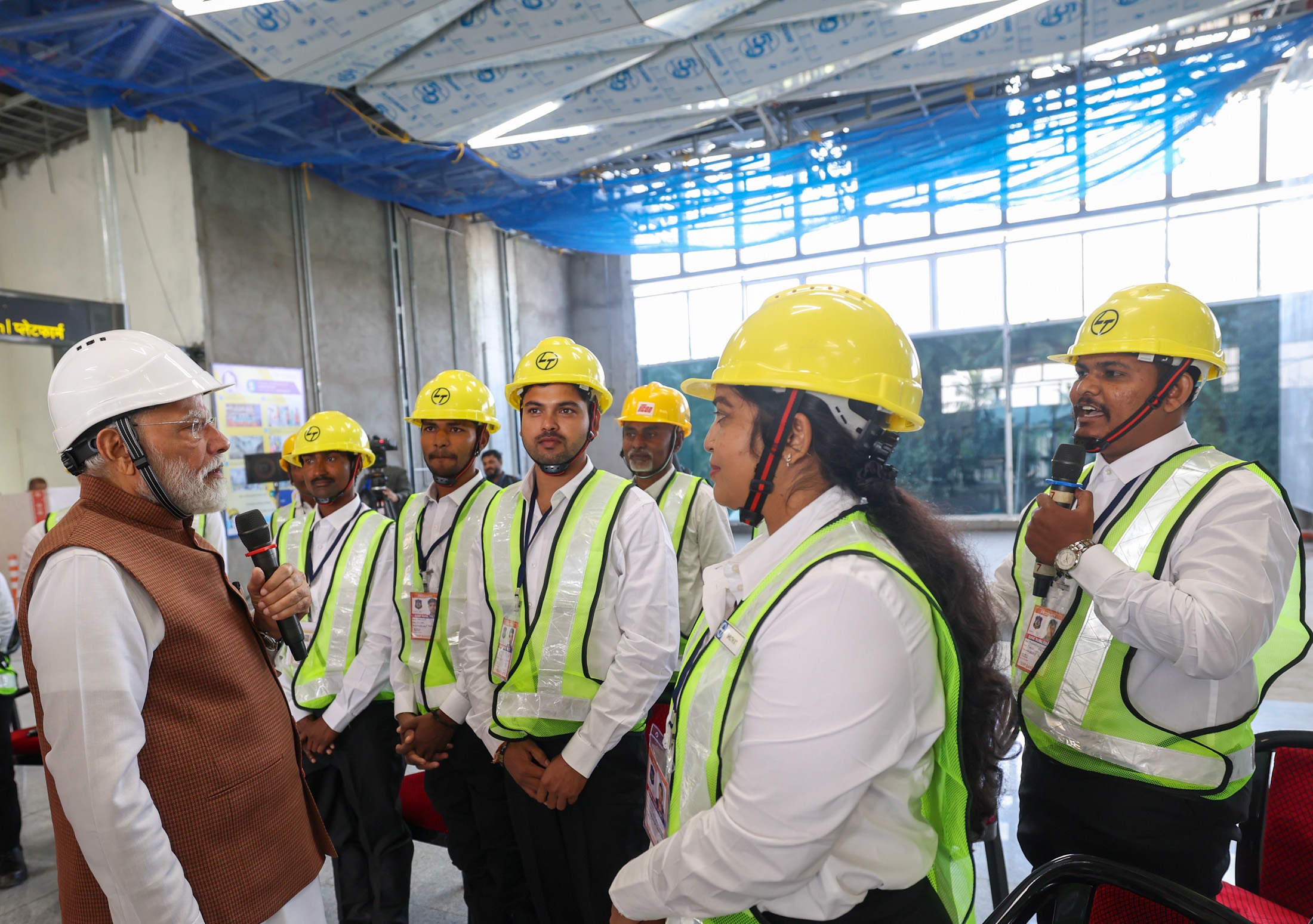 प्रधानमंत्री श्री नरेन्द्र मोदी ने गुजरात के सूरत में निर्माणाधीन बुलेट ट्रेन स्टेशन का दौरा किया; मुंबई-अहमदाबाद हाई-स्पीड रेल कॉरिडोर की प्रगति की समीक्षा की