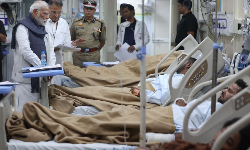PM Visits LNJP Hospital, Meets Blast Victims