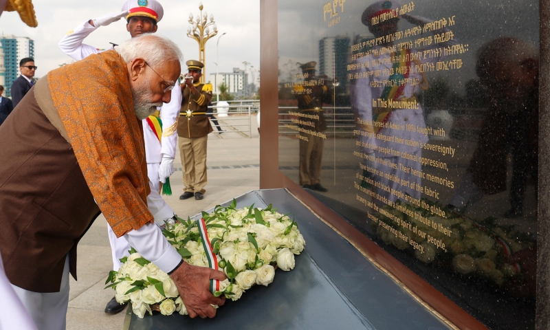 પ્રધાનમંત્રીએ ઇથોપિયાના આદિસ અબાબામાં એડવા વિજય સ્મારક ખાતે શ્રદ્ધાંજલિ અર્પણ કરી