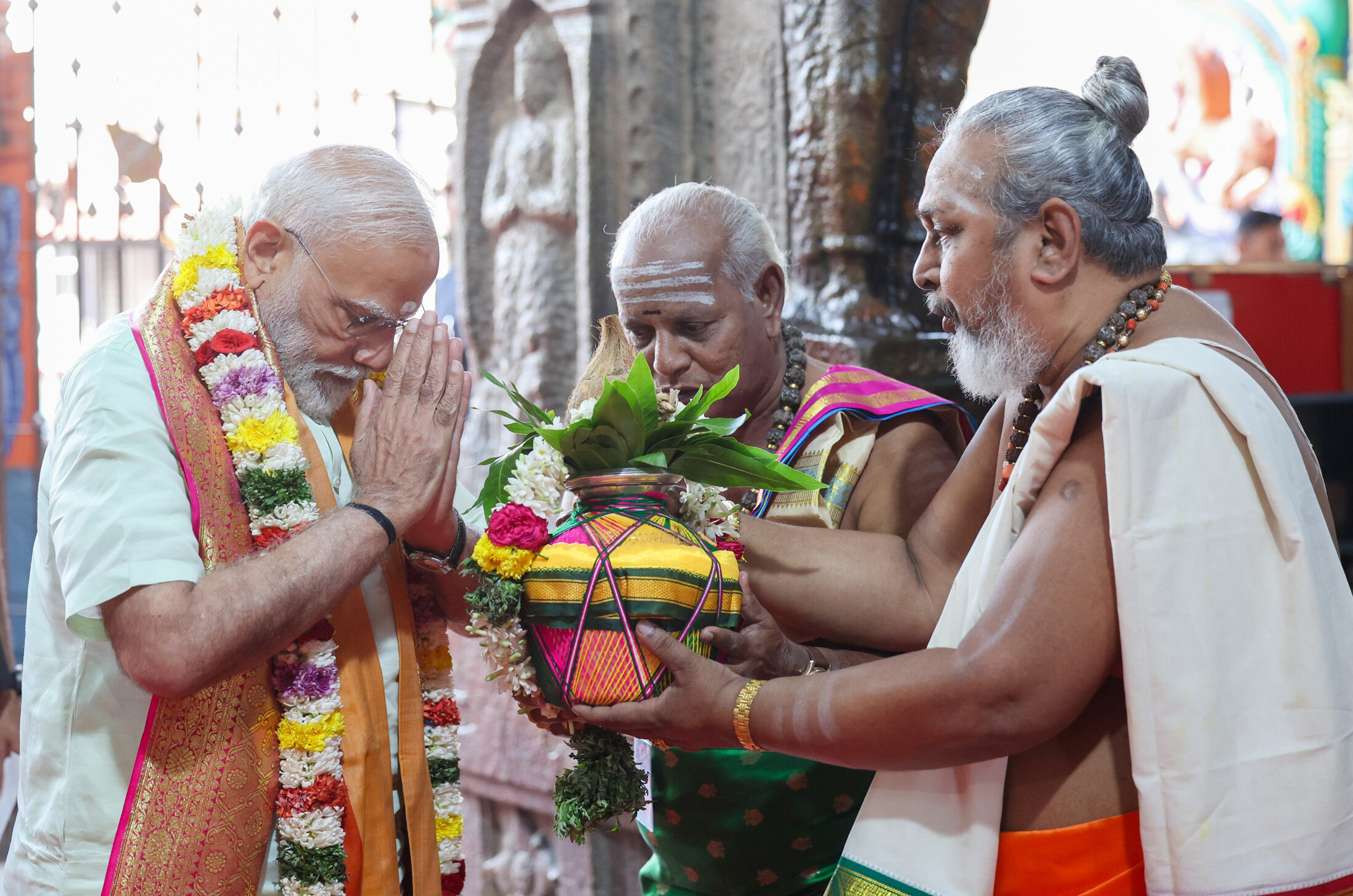 PM offers prayers at Arulmigu Subramaniyaswamy Temple, Thirupparankundram in Madurai