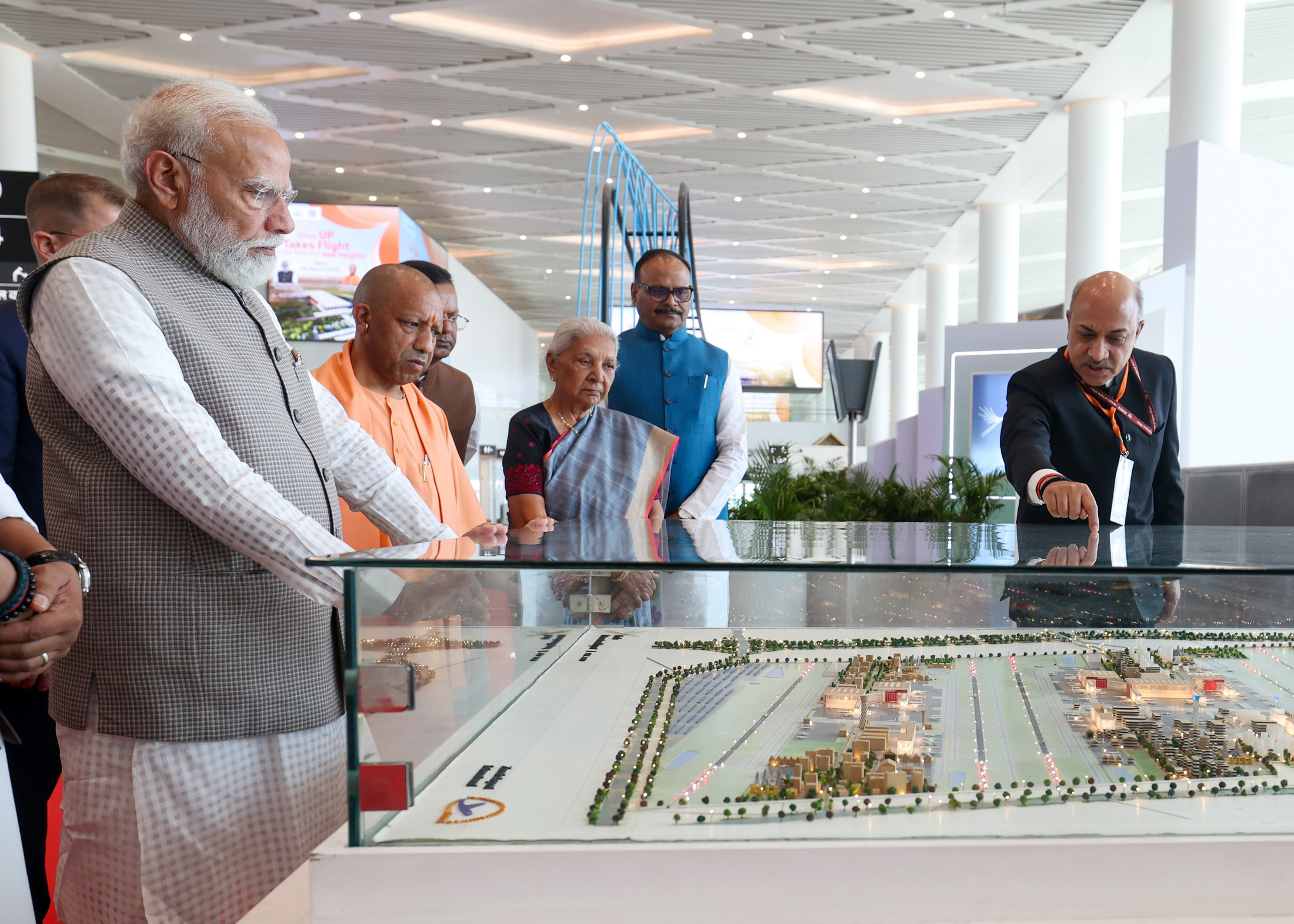 प्रधानमंत्री श्री नरेन्‍द्र मोदी ने नोएडा अंतर्राष्ट्रीय हवाई अड्डे के पहले चरण के उद्घाटन के अवसर पर अपने संबोधन की कुछ झलकियाँ साझा कीं