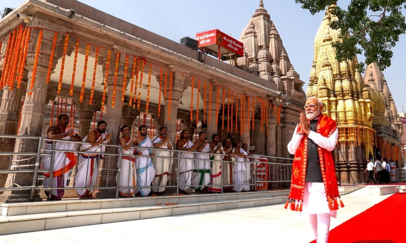 PM performs Darshan and Pooja at Baba Vishwanath Temple; prays for the prosperity and good health of the people of the nation