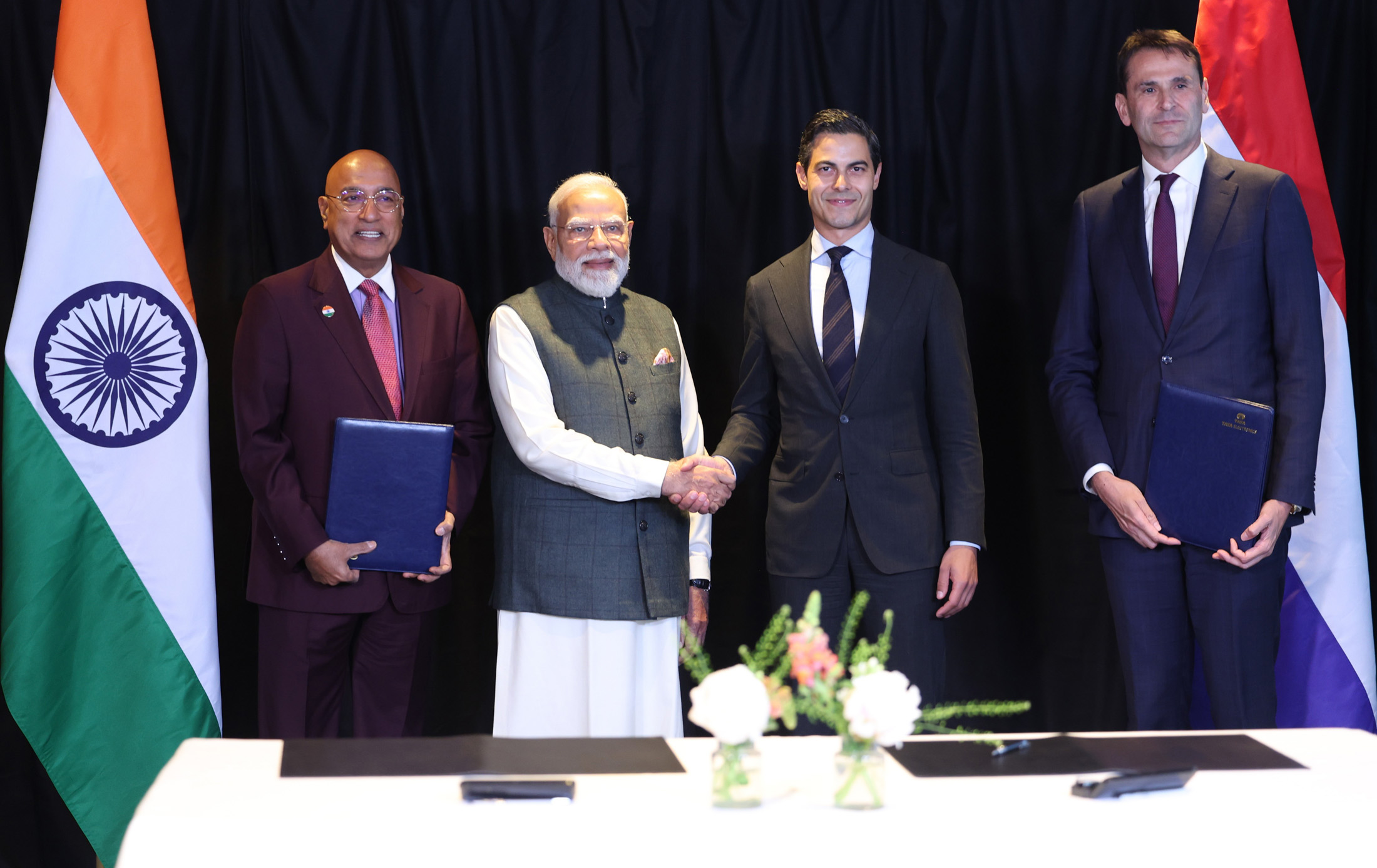 प्रधानमंत्री की उपस्थिति में सेमीकंडक्टर निर्माण के लिए एएसएमएल और टाटा इलेक्ट्रॉनिक्स के बीच समझौते पर हस्ताक्षर