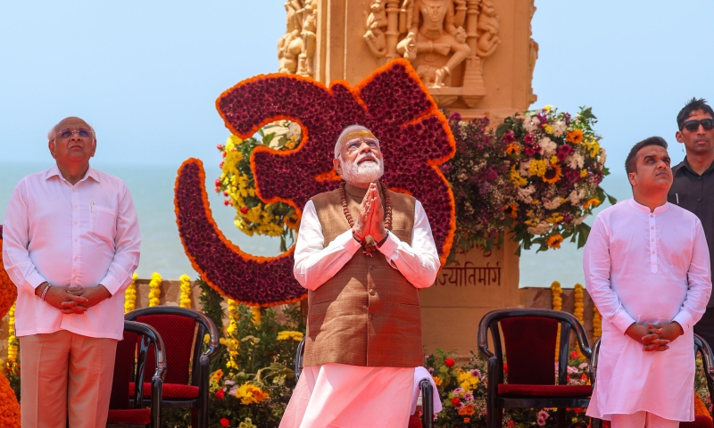 प्रधानमंत्री ने सोमनाथ में भारतीय वायु सेना की सूर्यकिरण टीम द्वारा किए गए रोमांचक फ्लाईपास्ट का अवलोकन किया