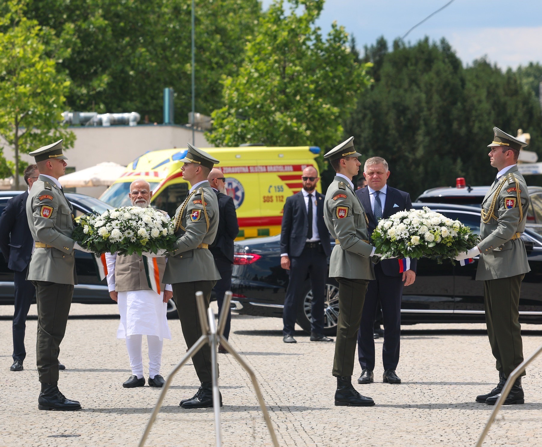 PM lays wreath at the Tomb of the Unknown Soldier