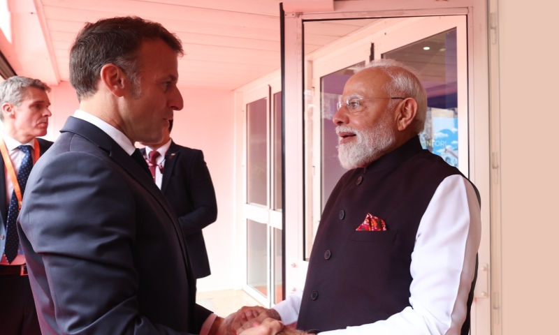 PM holds official talks with President of France