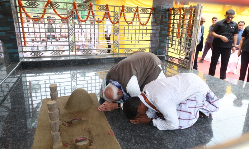 PM offers prayers at Gosani Peeth in Pahadpur village with President Droupadi Murmu