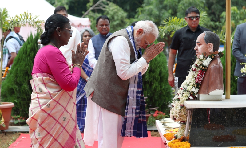 PM pays floral tributes at Samadhi Sthal of members of President Droupadi Murmu&rsquo;s family in Pahadpur