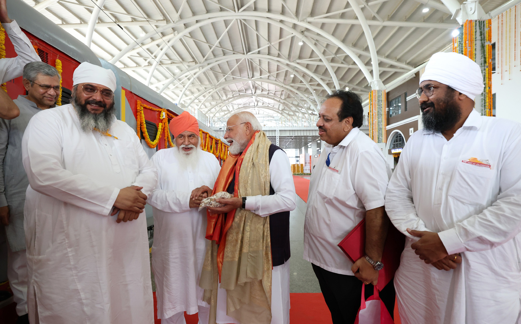 પ્રધાનમંત્રી સંત નિરંજન દાસજીને મળ્યા